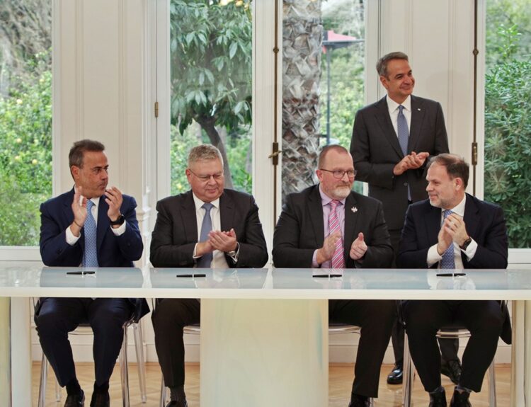 Στιγμιότυπο από την εκδήλωση στο Μέγαρο Μαξίμου για την υπογραφή των συμβάσεων μίσθωσης, παρουσία του Πρωθυπουργού κ. Κυριάκου Μητσοτάκη. Από αριστερά, ο Υπουργός Περιβάλλοντος και Ενέργειας κ. Σταύρος Παπασταύρου, δίπλα του ο Διευθύνων Σύμβουλος της HELLENiQ ENERGY κ. Ανδρέας Σιάμισιης, ο κ. Gavin Lewis, αντιπρόεδρος Global New Ventures της Chevron, ο Διευθύνων Σύμβουλος της ΕΔΕΥΕΠ κ. Αριστοφάνης Στεφάτος © ΔΤ/HELLENIQ ENERGY