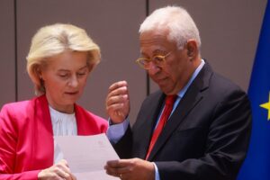 ΦΟΝ ΝΤΕΡ ΛΑΙΕΝ ΚΑΙ ΚΟΣΤΑ