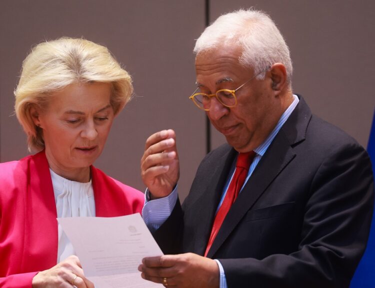 ΦΟΝ ΝΤΕΡ ΛΑΙΕΝ ΚΑΙ ΚΟΣΤΑ