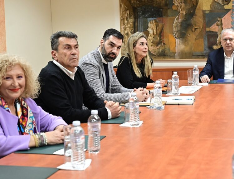 Συνάντηση του υπουργού Ανάπτυξης Τάκη Θεοδωρικάκου με τις διοικήσεις της Ομοσπονδίας Βενζινοπωλών Ελλάδας (ΟΒΕ) και της ΠΟΠΕΚ (Πανελλήνια Ομοσπονδία Πρατηριούχων Εμπόρων Καυσίμων), για το πλαφόν στα καύσιμα ώστε να μην επιβαρύνονται τον ΦΠΑ