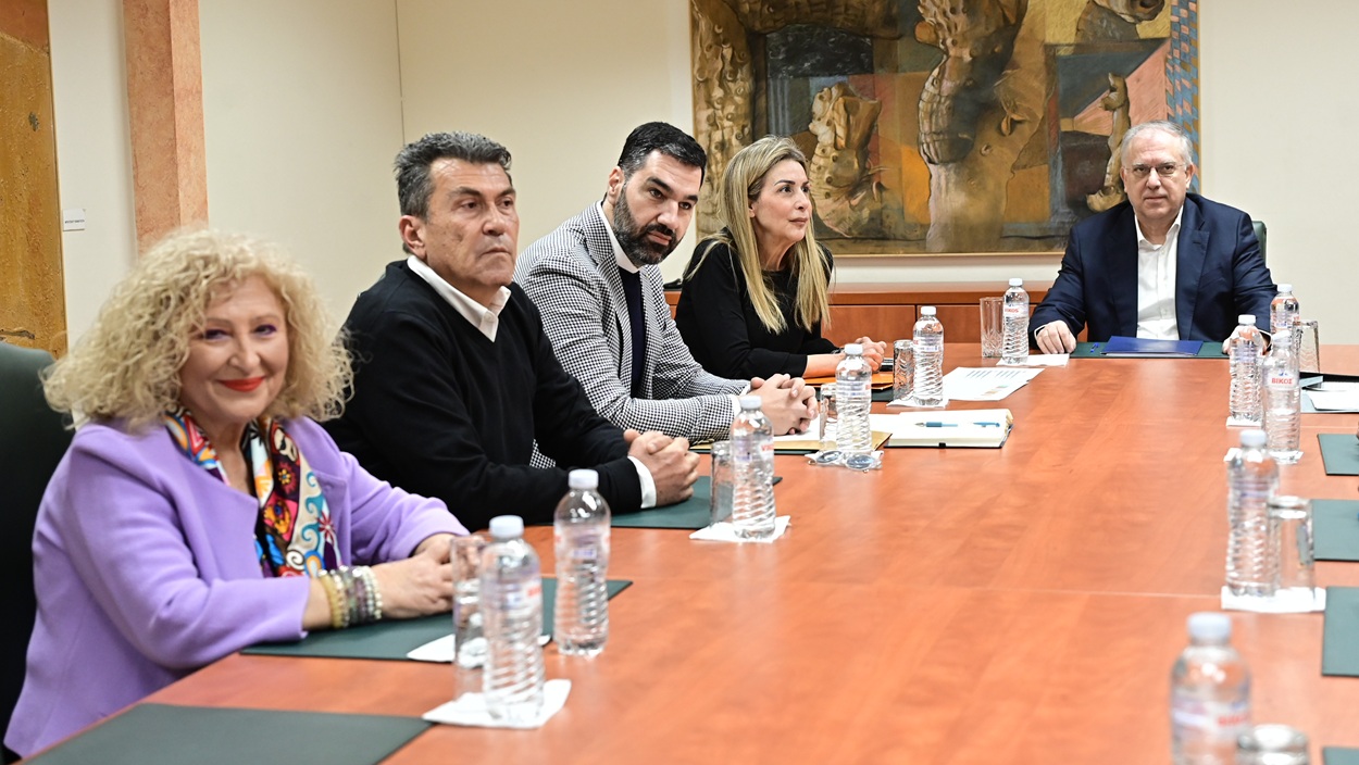 Συνάντηση του υπουργού Ανάπτυξης Τάκη Θεοδωρικάκου με τις διοικήσεις της Ομοσπονδίας Βενζινοπωλών Ελλάδας (ΟΒΕ) και της ΠΟΠΕΚ (Πανελλήνια Ομοσπονδία Πρατηριούχων Εμπόρων Καυσίμων), για το πλαφόν στα καύσιμα ώστε να μην επιβαρύνονται τον ΦΠΑ