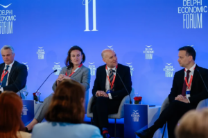 Anthony Agotha, Ειδικός Απεσταλμένος για την Κλιματική και Περιβαλλοντική Διπλωματία, Ευρωπαϊκή Υπηρεσία Εξωτερικής Δράσης - Julia Lopez Ventura, Διευθύντρια για την Περιφέρεια Ευρώπης, C40 Πόλεις, Ισπανία - Andy Deacon, Co-Managing Director of GCOM - Χάρης Δούκας, Δήμαρχος Αθηναίων, Ελληνική Δημοκρατία - Μαρία Λογοθέτη, Πρόεδρος και CEO, Climate Change Hub, Ελλάδα