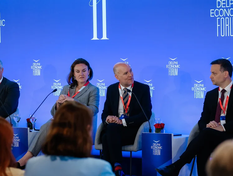 Anthony Agotha, Ειδικός Απεσταλμένος για την Κλιματική και Περιβαλλοντική Διπλωματία, Ευρωπαϊκή Υπηρεσία Εξωτερικής Δράσης - Julia Lopez Ventura, Διευθύντρια για την Περιφέρεια Ευρώπης, C40 Πόλεις, Ισπανία - Andy Deacon, Co-Managing Director of GCOM - Χάρης Δούκας, Δήμαρχος Αθηναίων, Ελληνική Δημοκρατία - Μαρία Λογοθέτη, Πρόεδρος και CEO, Climate Change Hub, Ελλάδα