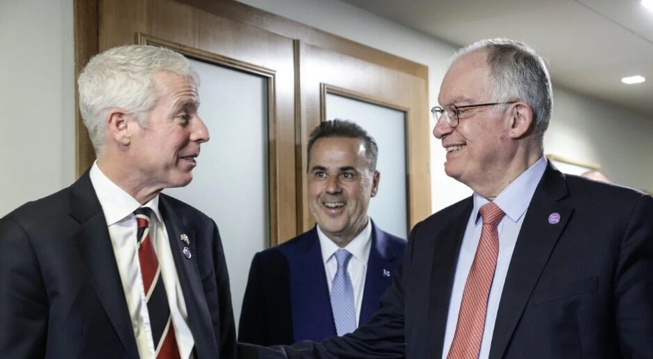 ΠΑΠΑΣΤΑΥΡΟΥ ΚΑΙ ΚΡΙΣ ΡΑΙΤ