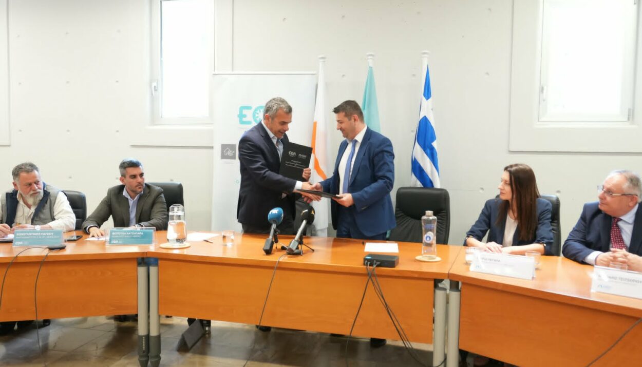 Από αριστερά, Μίλτος Ιερείδης, μέλος Δ.Σ. ΕΟΑ Λευκωσίας και πρόεδρος Συμπλέγματος Κοινοτήτων Σολέας, Κωνσταντίνος Γιάγκου, μέλος Δ.Σ. ΕΟΑ, αντιδήμαρχος Αγίου Δομετίου, Κωνσταντίνος Παρμακλής, γενικός διευθυντής ΕΟΑ, Κωνσταντίνος Γιωρκάτζης, πρόεδρος ΕΟΑ Λευκωσίας, Άνθιμος Αμανατίδης, διευθύνων σύμβουλος ΕΥΑΘ Α.Ε., Μαρία Πεταλά και Γιάννης Τσιτσόπουλος, μέλη Δ.Σ. ΕΥΑΘ Α.Ε., και Γιάννης Κάβουρας, προϊστάμενος Τμήματος Γεωπληροφορικής - Τοπογραφίας και Υδραυλικού Μοντέλου