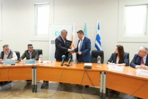 Από αριστερά, Μίλτος Ιερείδης, μέλος Δ.Σ. ΕΟΑ Λευκωσίας και πρόεδρος Συμπλέγματος Κοινοτήτων Σολέας, Κωνσταντίνος Γιάγκου, μέλος Δ.Σ. ΕΟΑ, αντιδήμαρχος Αγίου Δομετίου, Κωνσταντίνος Παρμακλής, γενικός διευθυντής ΕΟΑ, Κωνσταντίνος Γιωρκάτζης, πρόεδρος ΕΟΑ Λευκωσίας, Άνθιμος Αμανατίδης, διευθύνων σύμβουλος ΕΥΑΘ Α.Ε., Μαρία Πεταλά και Γιάννης Τσιτσόπουλος, μέλη Δ.Σ. ΕΥΑΘ Α.Ε., και Γιάννης Κάβουρας, προϊστάμενος Τμήματος Γεωπληροφορικής - Τοπογραφίας και Υδραυλικού Μοντέλου