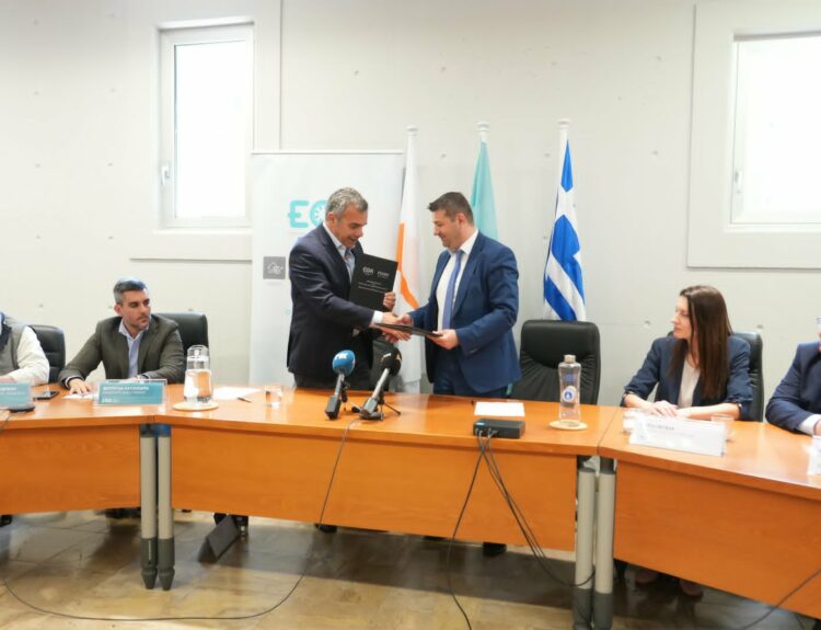 Από αριστερά, Μίλτος Ιερείδης, μέλος Δ.Σ. ΕΟΑ Λευκωσίας και πρόεδρος Συμπλέγματος Κοινοτήτων Σολέας, Κωνσταντίνος Γιάγκου, μέλος Δ.Σ. ΕΟΑ, αντιδήμαρχος Αγίου Δομετίου, Κωνσταντίνος Παρμακλής, γενικός διευθυντής ΕΟΑ, Κωνσταντίνος Γιωρκάτζης, πρόεδρος ΕΟΑ Λευκωσίας, Άνθιμος Αμανατίδης, διευθύνων σύμβουλος ΕΥΑΘ Α.Ε., Μαρία Πεταλά και Γιάννης Τσιτσόπουλος, μέλη Δ.Σ. ΕΥΑΘ Α.Ε., και Γιάννης Κάβουρας, προϊστάμενος Τμήματος Γεωπληροφορικής - Τοπογραφίας και Υδραυλικού Μοντέλου