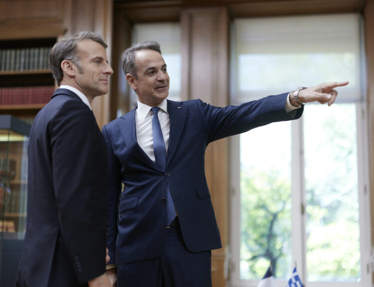 Εμανουέλ Μακρόν και Κυριάκος Μητσοτάκης © powergame.gr