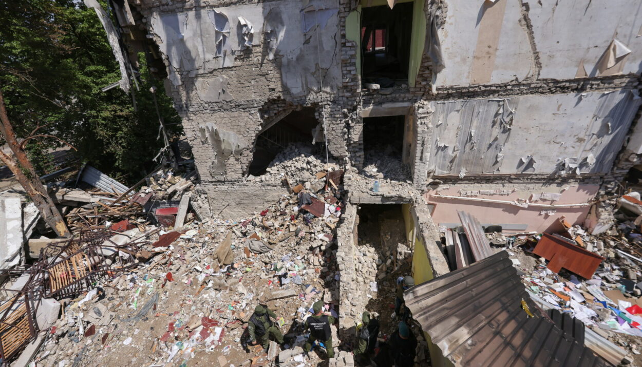 Zημιές από ουκρανικά drones στο Starobilsk, στην περιοχή Luhansk στη Ρωσία σε φοιτητική εστία