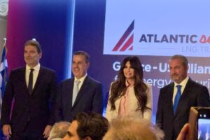 Ο πρόεδρος και CEO του AKTOR, Αλέξανδρος Εξάρχου και ο ο Διευθύνων Σύμβουλος της ΔΕΠΑ Εμπορίας, κ. Κωνσταντίνος Ξιφαράς