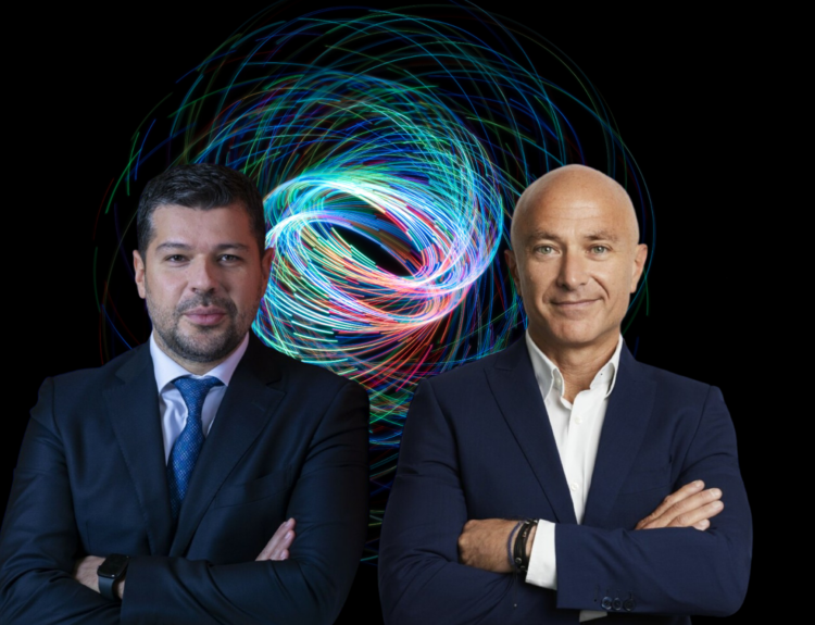 Ο επικεφαλής της ΔΕΗ Γιώργος Στάσσης με τον επικεφαλής της Vodafone Ελλάδας Αχιλλέα Κανάρη © ΔΕΗ/ Vodafone/ magnific/energygame.gr
