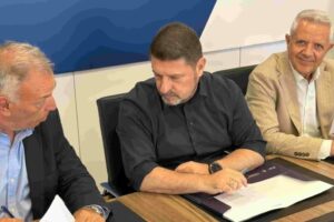 Νίκος Χαρδαλιάς, υπογραφές για την αναβάθμιση του λιμένα Αγίου Νικολάου Πόρτο Ράφτη © Περιφέρεια Αττικής