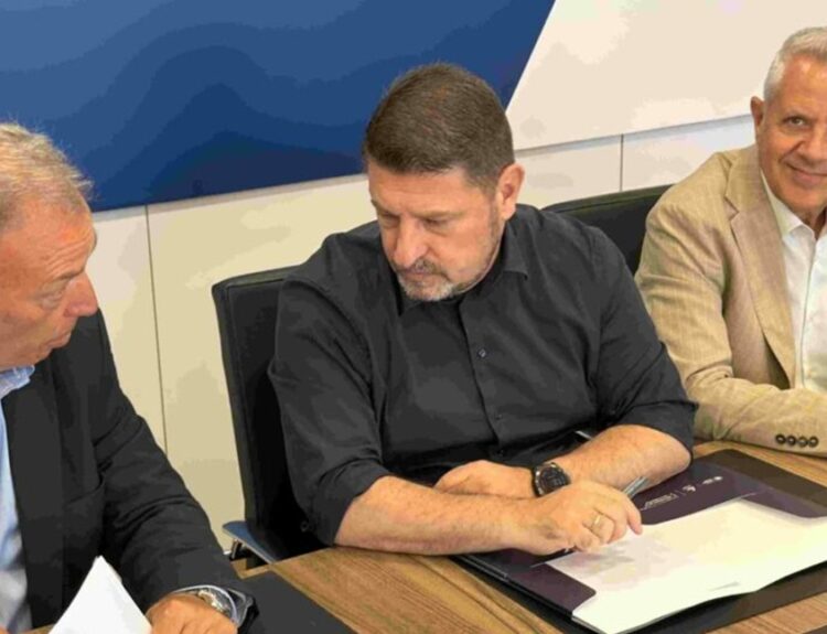 Νίκος Χαρδαλιάς, υπογραφές για την αναβάθμιση του λιμένα Αγίου Νικολάου Πόρτο Ράφτη © Περιφέρεια Αττικής