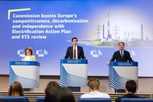 Η αντιπρόεδρος της Κομισιόν Τερέζα Ριμπέρα, ο Επίτροπος Περιβάλλοντος Βόπκε Χούκστρα και ο Επίτροπος Ενέργειας Νταν Γιόργκενσεν
