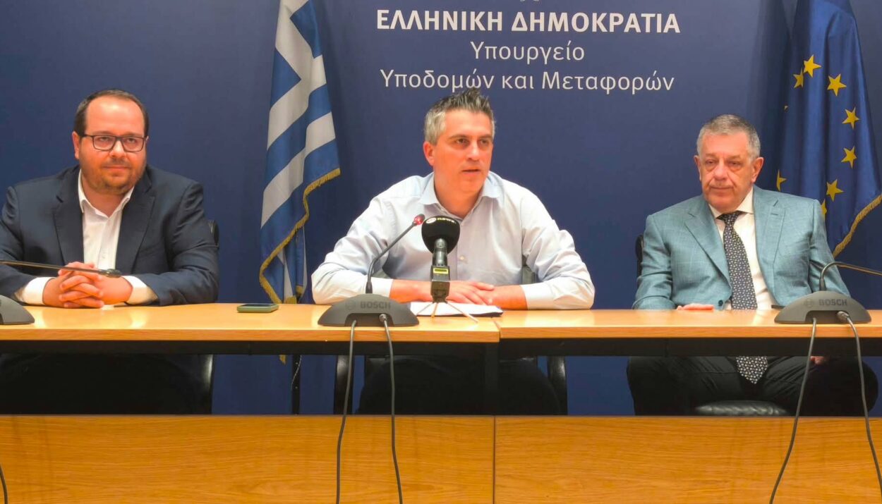 Ο Γενικός Γραμματέας Μεταφορών Στέλιος Σακαρέτσιος, ο Υπουργός Υποδομών και Μεταφορών Χρίστος Δήμας, και ο Υφυπουργός Υποδομών και Μεταφορών Νίκος Ταχιάος ©ΔΤ ΥΠΟΥΡΓΕΙΟΥ ΥΠΟΔΟΜΩΝ ΚΑΙ ΜΕΤΑΦΟΡΩΝ