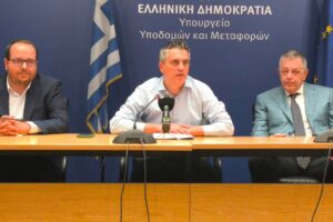 Ο Γενικός Γραμματέας Μεταφορών Στέλιος Σακαρέτσιος, ο Υπουργός Υποδομών και Μεταφορών Χρίστος Δήμας, και ο Υφυπουργός Υποδομών και Μεταφορών Νίκος Ταχιάος ©ΔΤ ΥΠΟΥΡΓΕΙΟΥ ΥΠΟΔΟΜΩΝ ΚΑΙ ΜΕΤΑΦΟΡΩΝ