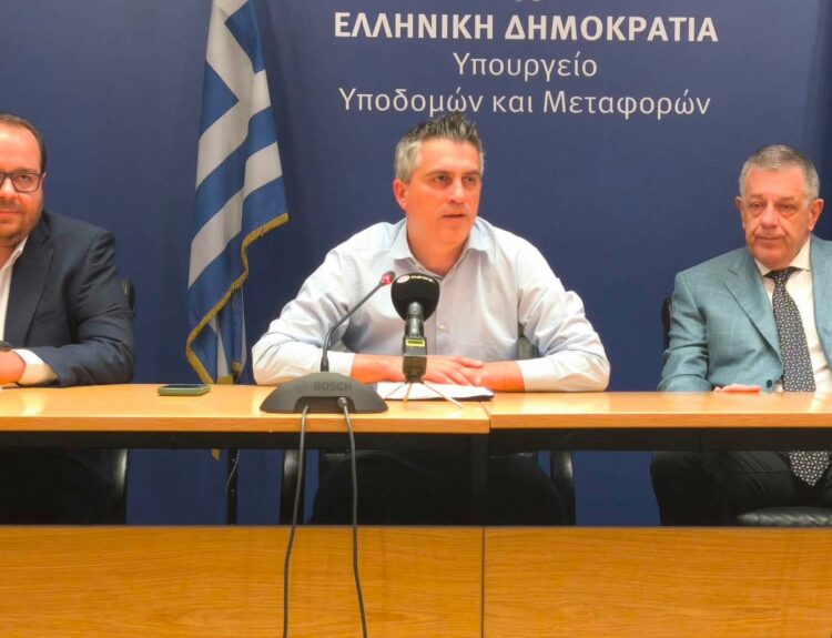Ο Γενικός Γραμματέας Μεταφορών Στέλιος Σακαρέτσιος, ο Υπουργός Υποδομών και Μεταφορών Χρίστος Δήμας, και ο Υφυπουργός Υποδομών και Μεταφορών Νίκος Ταχιάος ©ΔΤ ΥΠΟΥΡΓΕΙΟΥ ΥΠΟΔΟΜΩΝ ΚΑΙ ΜΕΤΑΦΟΡΩΝ