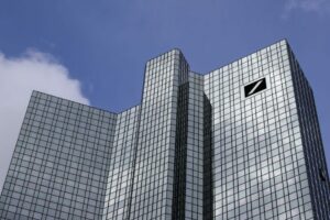 Τα κεντρικά της Deutsche Bank στη Φρανκφούρτη ©EPA/ARMANDO BABANI