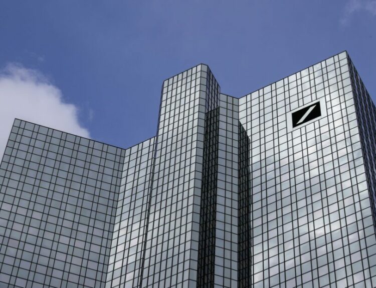 Τα κεντρικά της Deutsche Bank στη Φρανκφούρτη ©EPA/ARMANDO BABANI