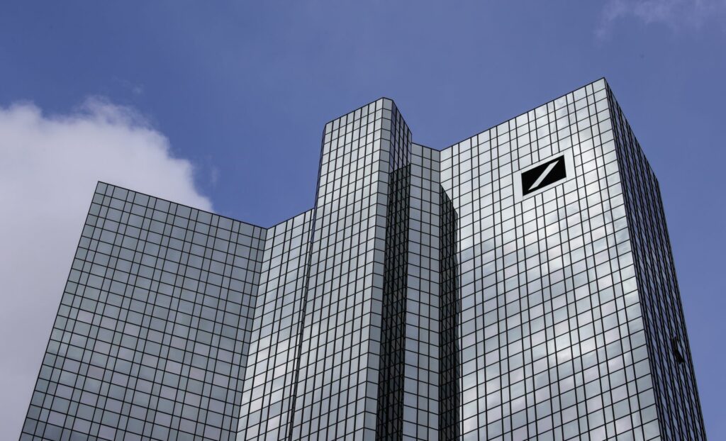 Τα κεντρικά της Deutsche Bank στη Φρανκφούρτη ©EPA/ARMANDO BABANI