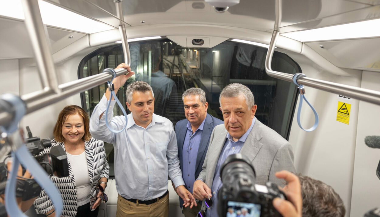 Ο Υπουργός Υποδομών και Μεταφορών Χρίστος Δήμας, συνοδευόμενος από τον Υφυπουργό Υποδομών και Μεταφορών Νίκο Ταχιάο © ΑΠΕ