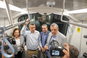 Ο Υπουργός Υποδομών και Μεταφορών Χρίστος Δήμας, συνοδευόμενος από τον Υφυπουργό Υποδομών και Μεταφορών Νίκο Ταχιάο © ΑΠΕ