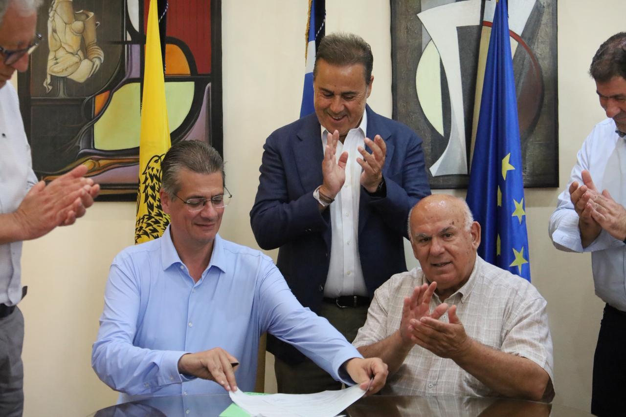 Στιγμιότυπο από την υπογραφή της σύμβασης ©ΔΤ ΥΠΕΝ