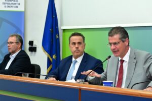 Ο Υπουργός περιβάλλοντος και ενέργειας Σταύρος Παπασταύρου (Κ), ο Γενικός Γραμματέας Δασών Στάθης Σταθόπουλος (Δ) και ο Γενικός Διευθυντής Δασών Ευάγγελος Γκουντούφας (Α), συμμετέχουν σε συνέντευξη τύπου με θέμα: «Δυτική Αττική-Η επόμενη μέρα για την αποκατάσταση του Δάσους», στο ΥΠΕΝ © ΤΑΤΙΑΝΑ ΜΠΟΛΑΡΗ / EUROKINISSI
