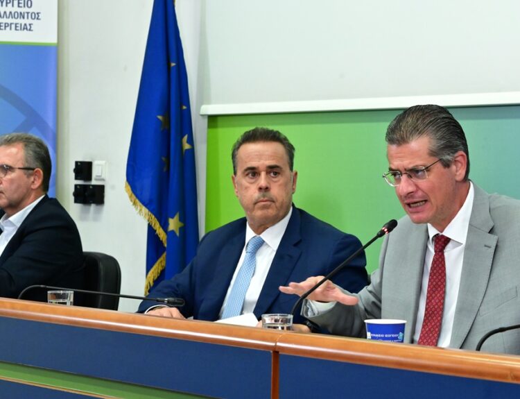 Ο Υπουργός περιβάλλοντος και ενέργειας Σταύρος Παπασταύρου (Κ), ο Γενικός Γραμματέας Δασών Στάθης Σταθόπουλος (Δ) και ο Γενικός Διευθυντής Δασών Ευάγγελος Γκουντούφας (Α), συμμετέχουν σε συνέντευξη τύπου με θέμα: «Δυτική Αττική-Η επόμενη μέρα για την αποκατάσταση του Δάσους», στο ΥΠΕΝ © ΤΑΤΙΑΝΑ ΜΠΟΛΑΡΗ / EUROKINISSI
