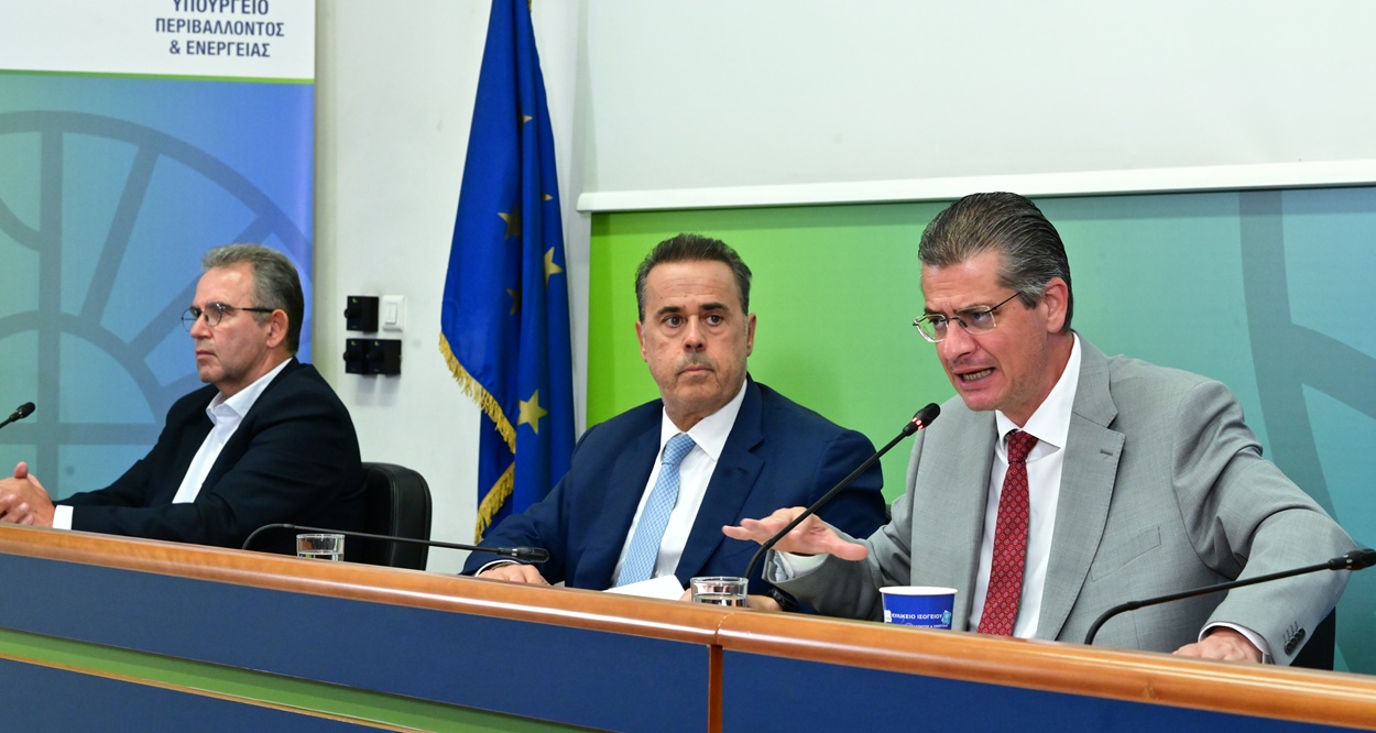Ο Υπουργός περιβάλλοντος και ενέργειας Σταύρος Παπασταύρου (Κ), ο Γενικός Γραμματέας Δασών Στάθης Σταθόπουλος (Δ) και ο Γενικός Διευθυντής Δασών Ευάγγελος Γκουντούφας (Α), συμμετέχουν σε συνέντευξη τύπου με θέμα: «Δυτική Αττική-Η επόμενη μέρα για την αποκατάσταση του Δάσους», στο ΥΠΕΝ © ΤΑΤΙΑΝΑ ΜΠΟΛΑΡΗ / EUROKINISSI