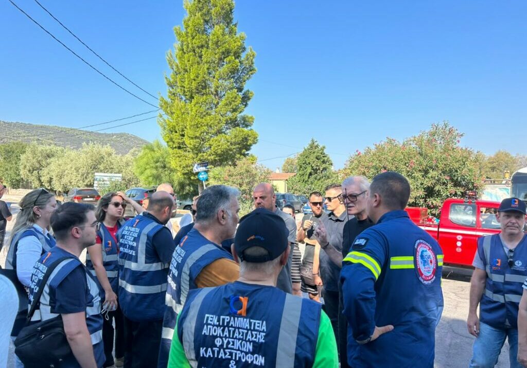 Η διαδικασία καταγραφής των ζημιών που άφησε πίσω της η καταστροφική πυρκαγιά στο Πόρτο Γερμενό ξεκίνησε με την επιτόπια παρουσία του υπουργού Κλιματικής Κρίσης και Πολιτικής Προστασίας, Ευάγγελου Τουρνά © Υπουργείο Κλιματικής Κρίσης και Πολιτικής Προστασίας