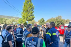 Η διαδικασία καταγραφής των ζημιών που άφησε πίσω της η καταστροφική πυρκαγιά στο Πόρτο Γερμενό ξεκίνησε με την επιτόπια παρουσία του υπουργού Κλιματικής Κρίσης και Πολιτικής Προστασίας, Ευάγγελου Τουρνά © Υπουργείο Κλιματικής Κρίσης και Πολιτικής Προστασίας