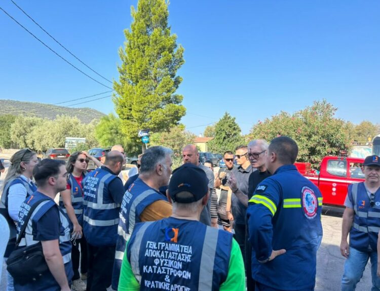 Η διαδικασία καταγραφής των ζημιών που άφησε πίσω της η καταστροφική πυρκαγιά στο Πόρτο Γερμενό ξεκίνησε με την επιτόπια παρουσία του υπουργού Κλιματικής Κρίσης και Πολιτικής Προστασίας, Ευάγγελου Τουρνά © Υπουργείο Κλιματικής Κρίσης και Πολιτικής Προστασίας