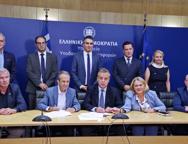Υπογραφή συμβάσεων για την ενεργειακή αναβάθμιση των Γενικών Νοσοκομείων Αθηνών «Αλεξάνδρα» και «Κιλκίς» © Υπουργείο Υποδομών και Μεταφορών
