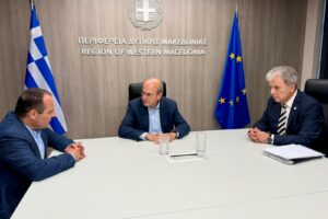 Ο Αντιπρόεδρος της Κυβέρνησης Κωστής Χατζηδάκης σε συνάντηση στη Κοζάνη © ΔΤ Κυβέρνησης