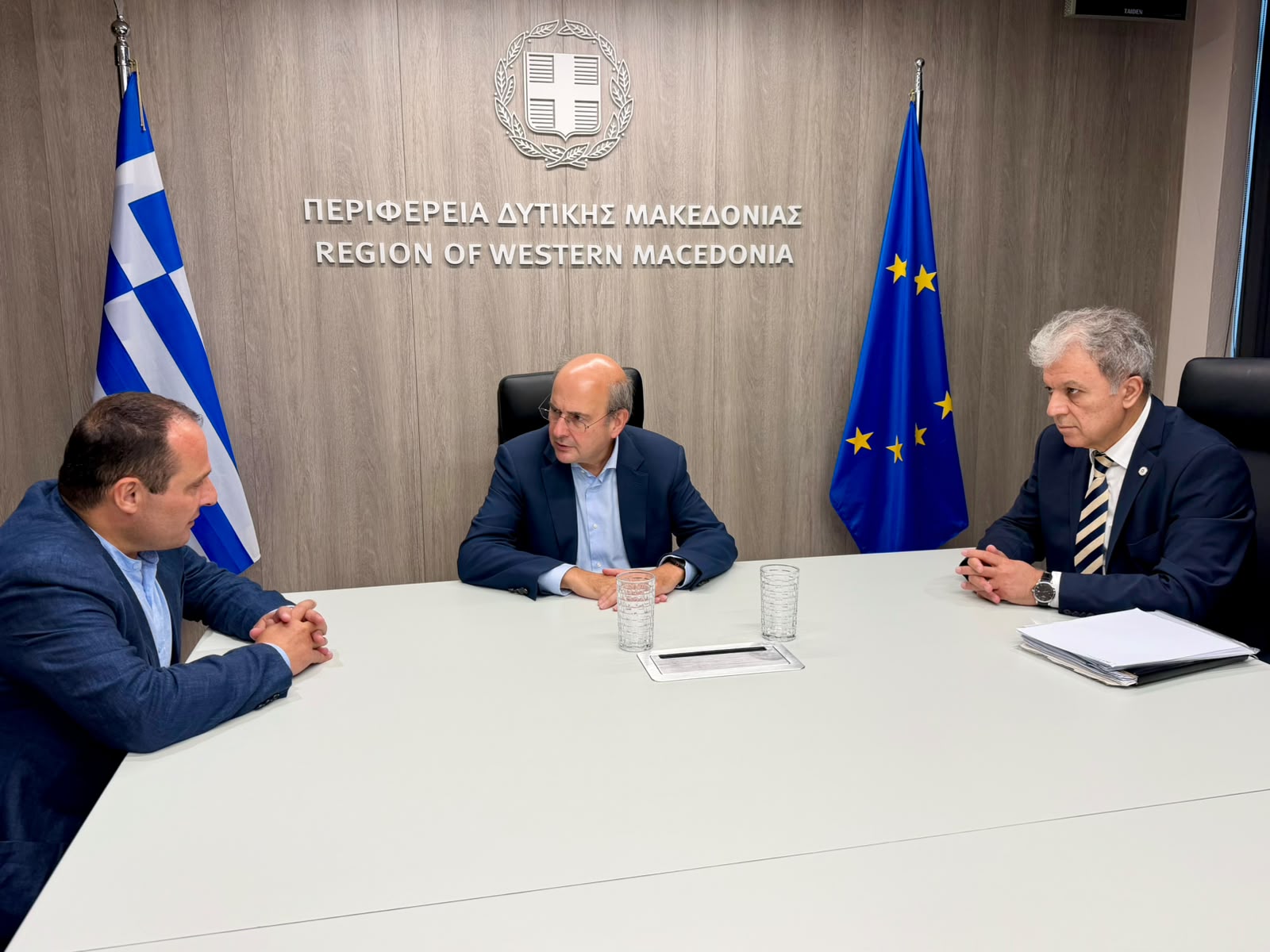 Ο Αντιπρόεδρος της Κυβέρνησης Κωστής Χατζηδάκης σε συνάντηση στη Κοζάνη © ΔΤ Κυβέρνησης