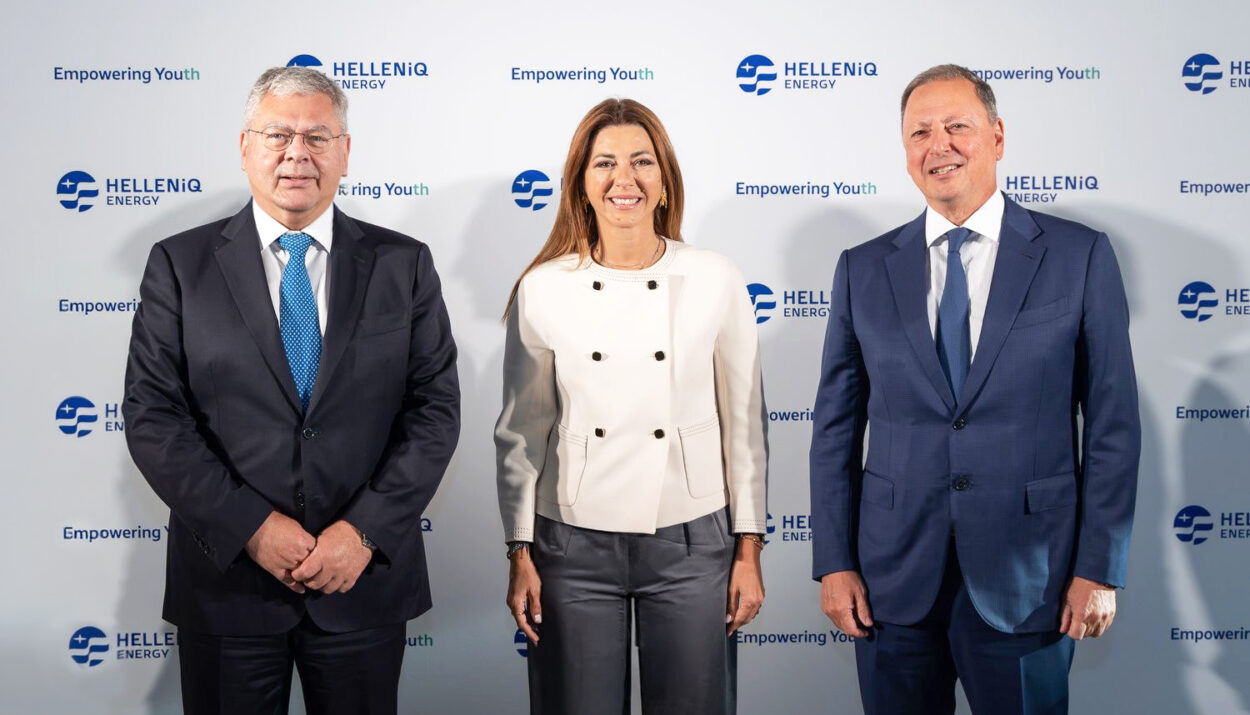 Ο Διευθύνων Σύμβουλος της HELLENiQ ENERGY κ. Ανδρέας Σιάμισιης, στο μέσον η Υπουργός Παιδείας, Θρησκευμάτων και Αθλητισμού κα Σοφία Ζαχαράκη και δεξιά ο Πρόεδρος του ΔΣ της HELLENiQ ENERGY κ. Σπήλιος Λιβανός © ΑΠΕ