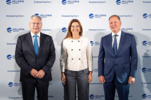 Ο Διευθύνων Σύμβουλος της HELLENiQ ENERGY κ. Ανδρέας Σιάμισιης, στο μέσον η Υπουργός Παιδείας, Θρησκευμάτων και Αθλητισμού κα Σοφία Ζαχαράκη και δεξιά ο Πρόεδρος του ΔΣ της HELLENiQ ENERGY κ. Σπήλιος Λιβανός © ΑΠΕ