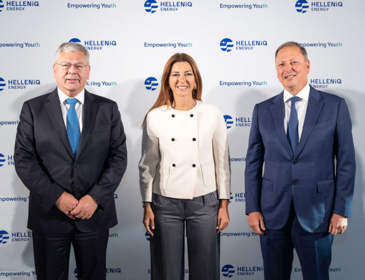 Ο Διευθύνων Σύμβουλος της HELLENiQ ENERGY κ. Ανδρέας Σιάμισιης, στο μέσον η Υπουργός Παιδείας, Θρησκευμάτων και Αθλητισμού κα Σοφία Ζαχαράκη και δεξιά ο Πρόεδρος του ΔΣ της HELLENiQ ENERGY κ. Σπήλιος Λιβανός © ΑΠΕ
