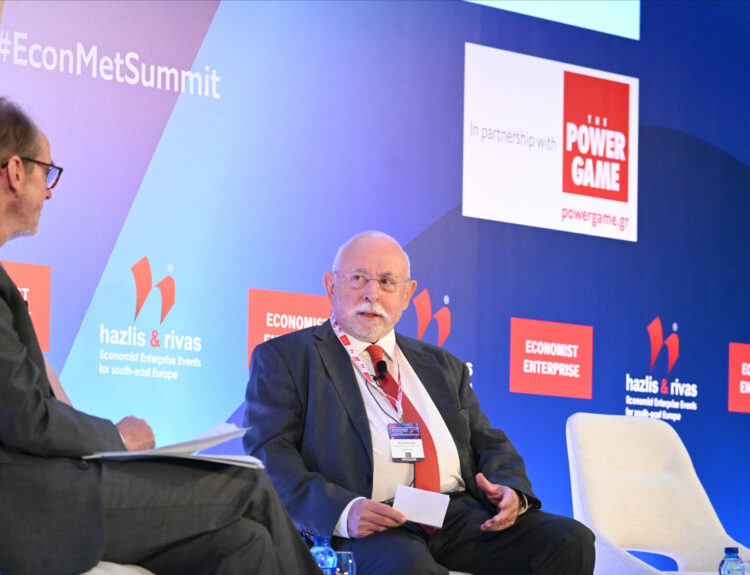 O συντάκτης του Economist Alasdair Ross (Α) συνομιλεί με τον Αντιπρόεδρο της ΜΕΤΚΑ ΑΤΕ Ντίνο Μπενρουμπή (Δ), στο 6ο Thessaloniki Metropolitan Summit: Η Ελλάδα του 2030 στο επίκεντρο, στο Συνεδριακό Κέντρο «Ιωάννης Βελλίδης» στη Θεσσαλονίκη, Παρασκευή 4 Σεπτεμβρίου 2026 © ΑΠΕ-ΜΠΕ/Economist Impact/ΓΙΑΝΝΗΣ ΠΑΠΑΝΙΚΟΣ