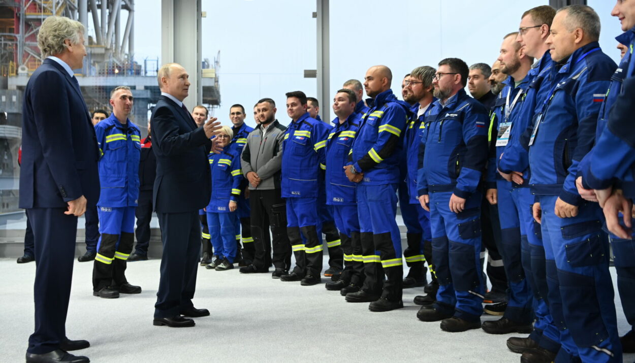Επίσκεψη του προέδρου Πούτιν στις εγκαταστάσεις του Arctic LNG 2 © EPA/ALEXANDER KAZAKOV / SPUTNIK / KREMLIN POOL