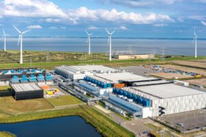 Data center της Google δίπλα σε ΑΠΕ στο Eemshaven της Ολλανδίας © ΑΠΕ