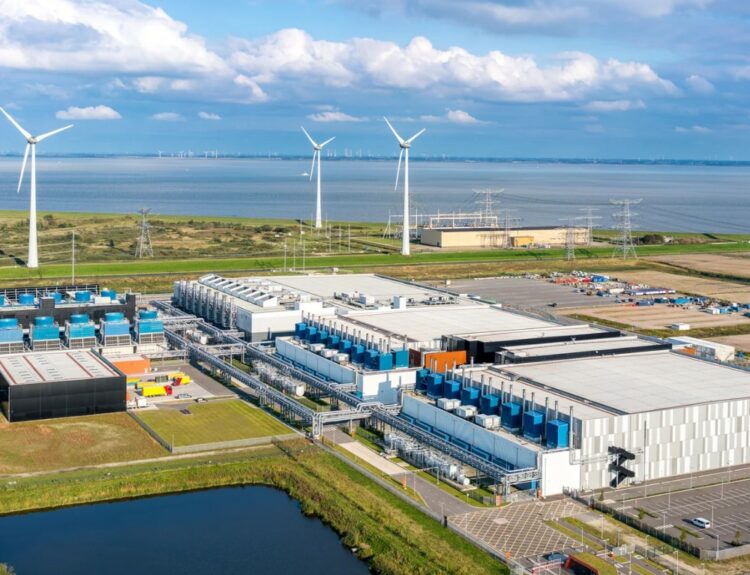 Data center της Google δίπλα σε ΑΠΕ στο Eemshaven της Ολλανδίας © ΑΠΕ