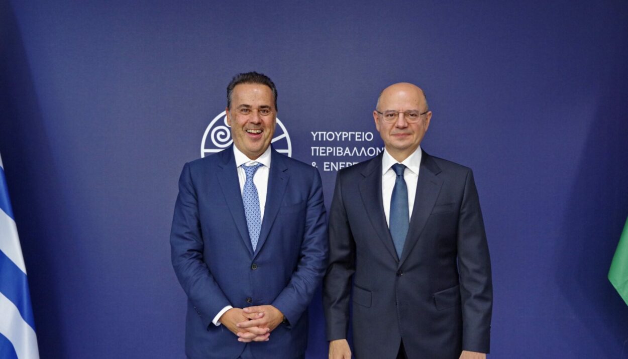 συνάντηση με τον Υπουργό Ενέργειας του Αζερμπαϊτζάν, κ. Parviz Shahbazov, πραγματοποίησε σήμερα, κ. Παπασταύρου, στο ΥΠΕΝ © ΔΤ ΥΠΕΝ