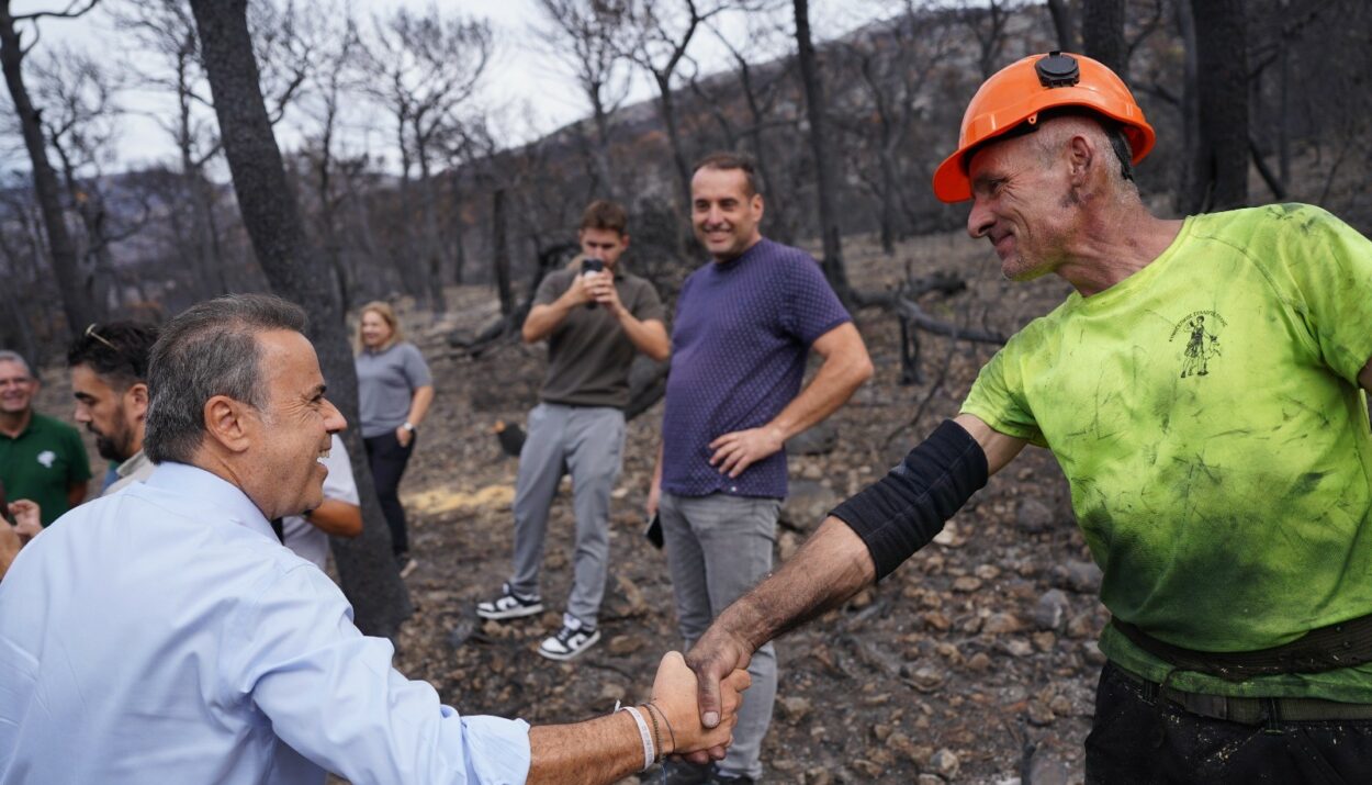 Στις πυρόπληκτες περιοχές του Δήμου Μάνδρας-Ειδυλλίας βρέθηκε σήμερα, Τρίτη 15 Σεπτεμβρίου, ο υπουργός Περιβάλλοντος και Ενέργειας Σταύρος Παπασταύρου