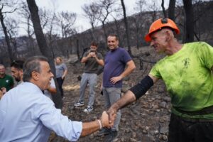 Στις πυρόπληκτες περιοχές του Δήμου Μάνδρας-Ειδυλλίας βρέθηκε σήμερα, Τρίτη 15 Σεπτεμβρίου, ο υπουργός Περιβάλλοντος και Ενέργειας Σταύρος Παπασταύρου