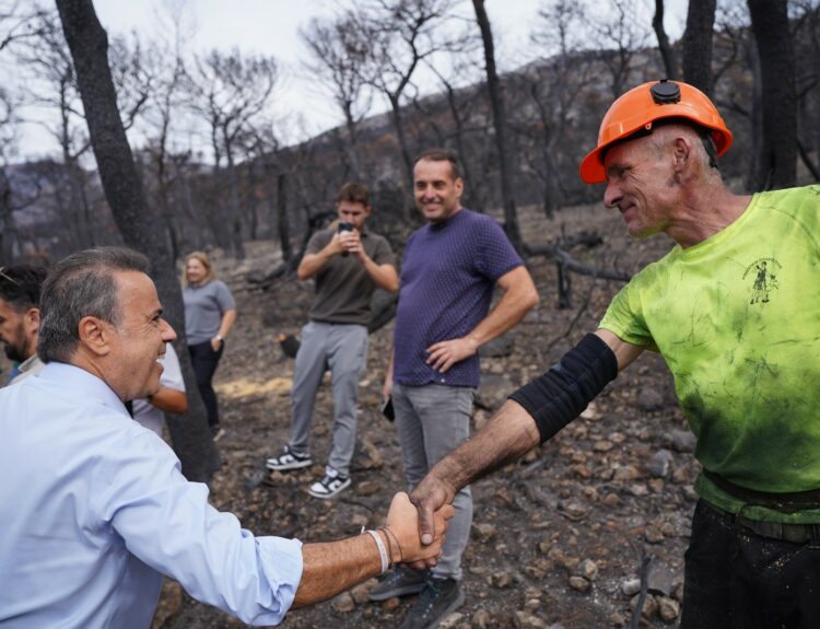Στις πυρόπληκτες περιοχές του Δήμου Μάνδρας-Ειδυλλίας βρέθηκε σήμερα, Τρίτη 15 Σεπτεμβρίου, ο υπουργός Περιβάλλοντος και Ενέργειας Σταύρος Παπασταύρου
