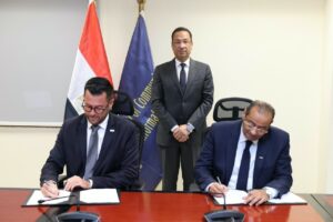 Υπογραφή της συμφωνίας από τους Τάμερ Ελ Μάχντι (Telecom Egypt) και ο Βύρων Σκαφτούρος (PSL) © ΑΠΕ
