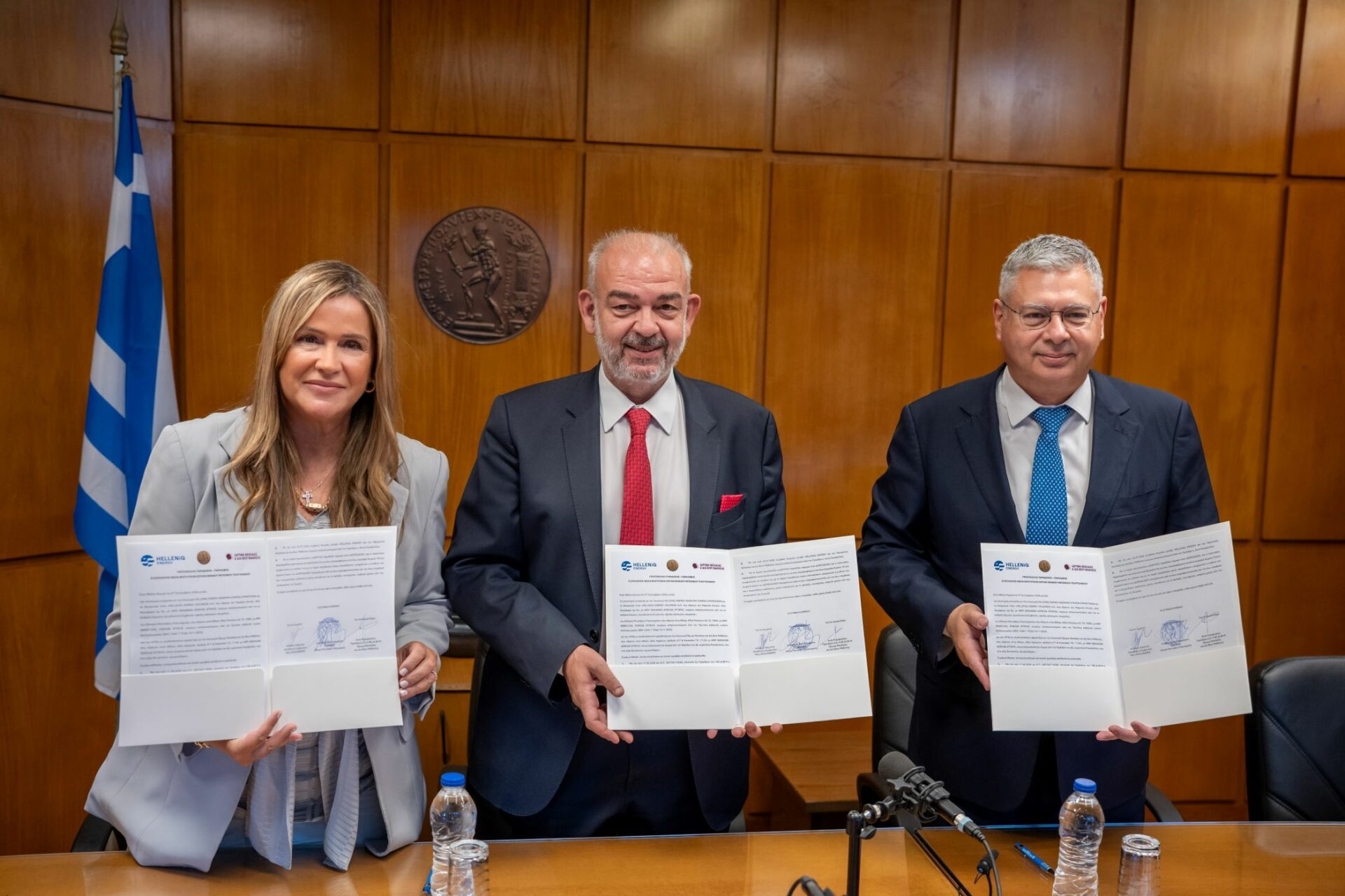 Πρόεδρος του Ιδρύματος Νεολαίας και Δια Βίου Μάθησης, Άννα Ροκοφύλλου,Ο Πρύτανης του ΕΜΠ, Καθηγητής Ιωάννης Χατζηγεωργίου, ο Διευθύνων Σύμβουλος της HELLENiQ ENERGY, Ανδρέας Σιάμισιης © ΔΤ HELLENiQ ENERGY