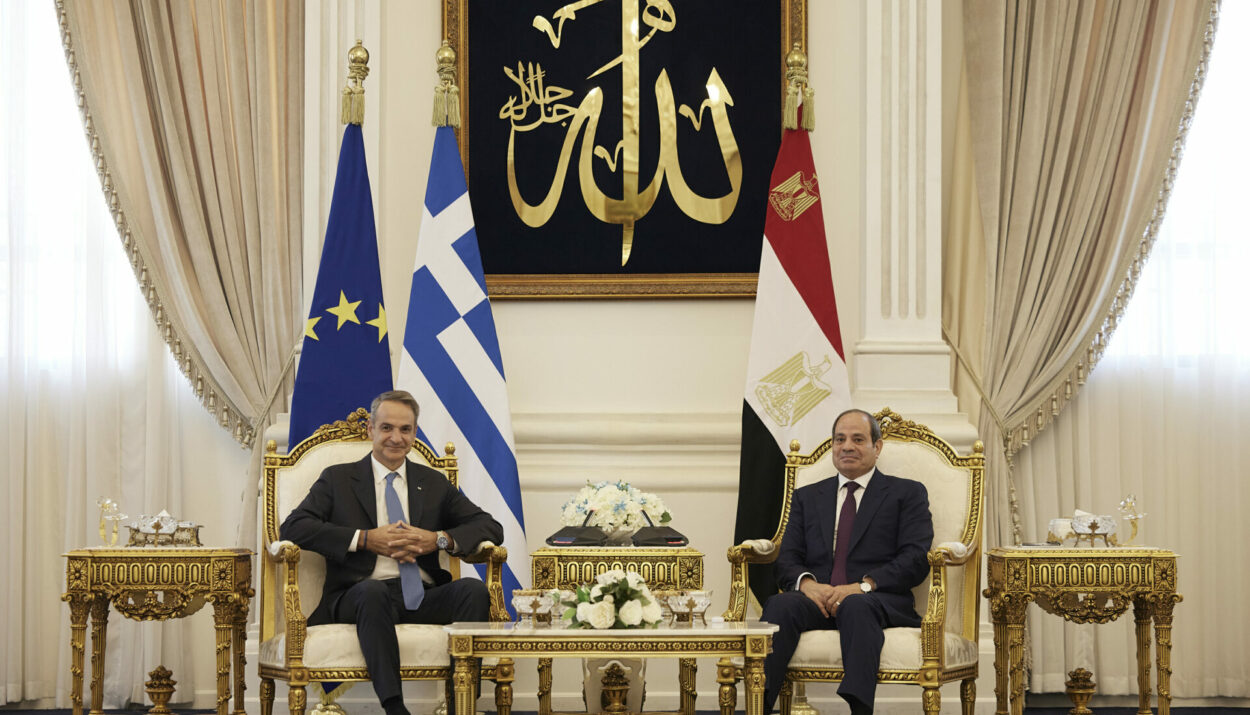 Ο Πρωθυπουργός Κυριάκος Μητσοτάκης στο Έλ Αλαμέϊν θα έχει διμερή συνάντηση με τον πρόεδρο της Αιγύπτου Αμπντέλ Φατάχ αλ-Σίσι. Στη συνέχεια, θα διεξαχθεί άτυπη τριμερής συνάντηση των ηγετών Ελλάδας-Κύπρου-Αιγύπτου © ΔΗΜΗΤΡΗΣ ΠΑΠΑΜΗΤΣΟΣ/ Γ.Τ ΠΡΩΘΥΠΟΥΡΓΟΥ/